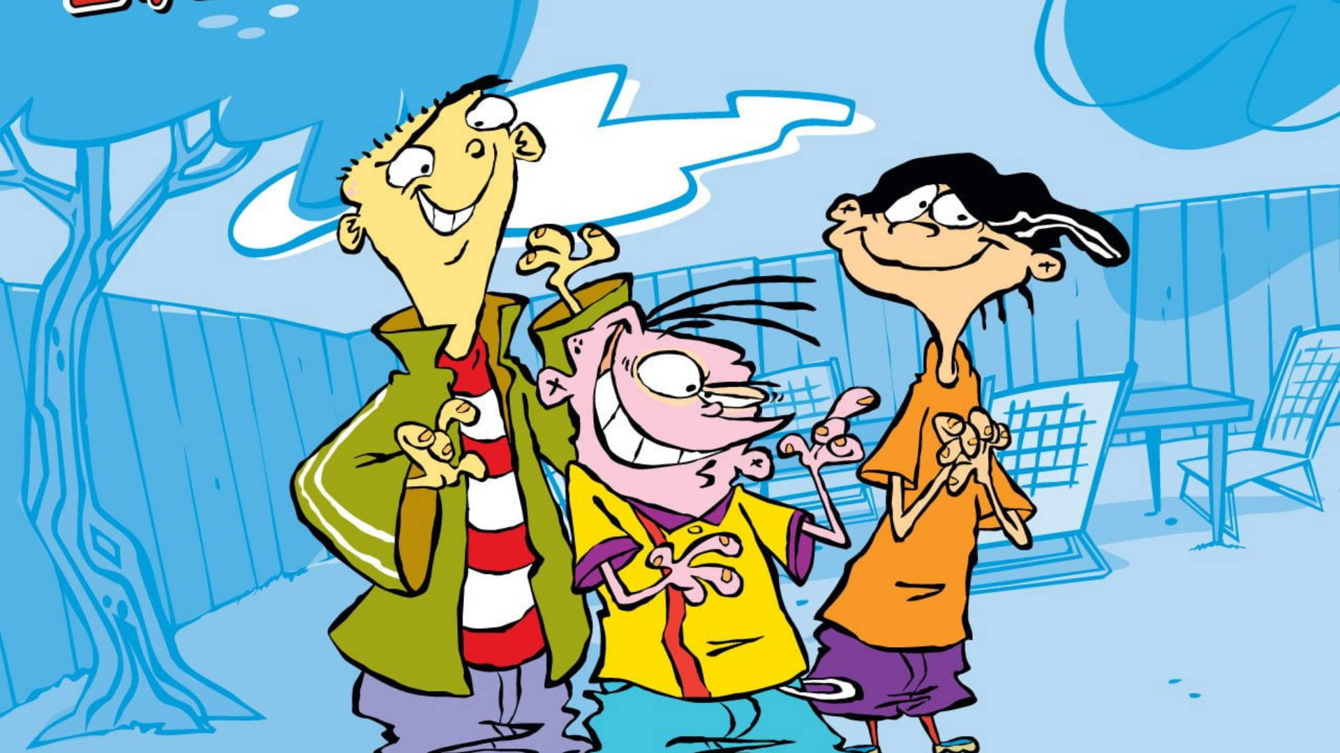《Ed, Edd n Eddy》卡通頻道喜劇節目 壁紙 — 三個表情誇張的卡通小孩站在戶外，靠近籬笆和樹木，藍天白雲。