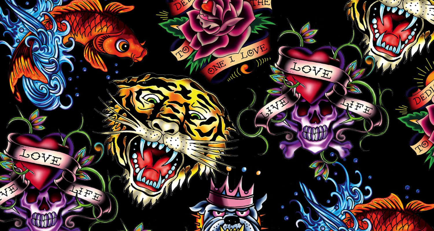 Ed Hardy 印花系列 壁紙 — 充滿活力的傳統紋身風格藝術品，以黑色背景為襯，描繪咆哮的老虎、頭骨、玫瑰和錦鯉。