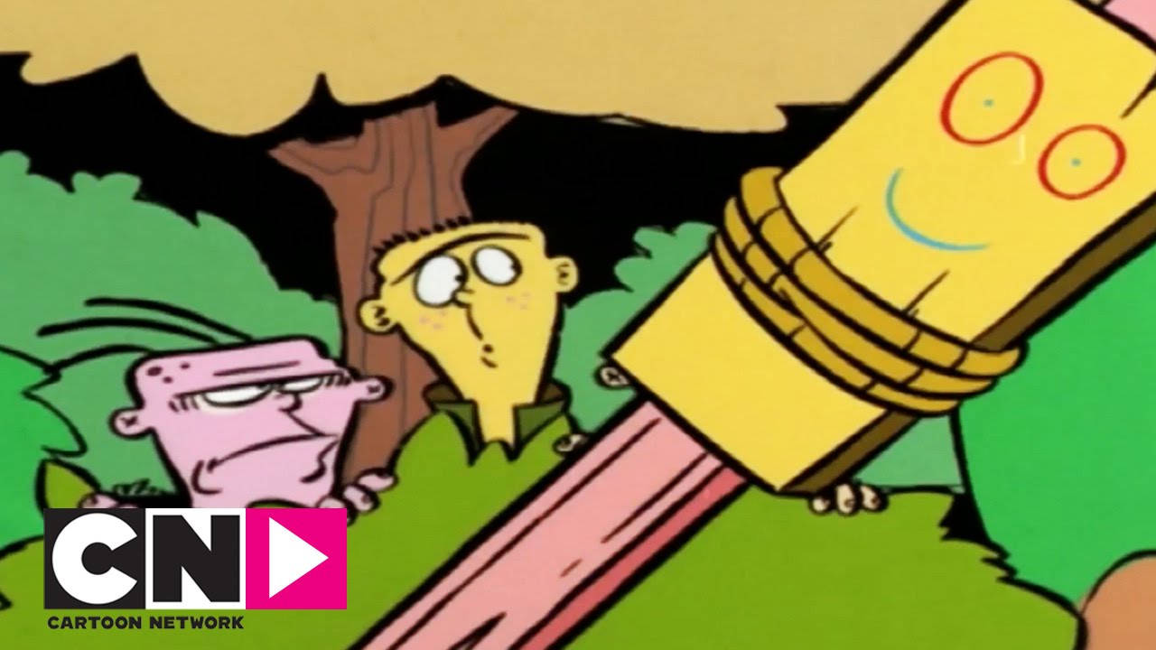 Ed 與 Eddy 隱藏 壁紙 — 兩個卡通角色從樹後窺視一個巨大的微笑鉛筆，帶有黃色橡皮擦。