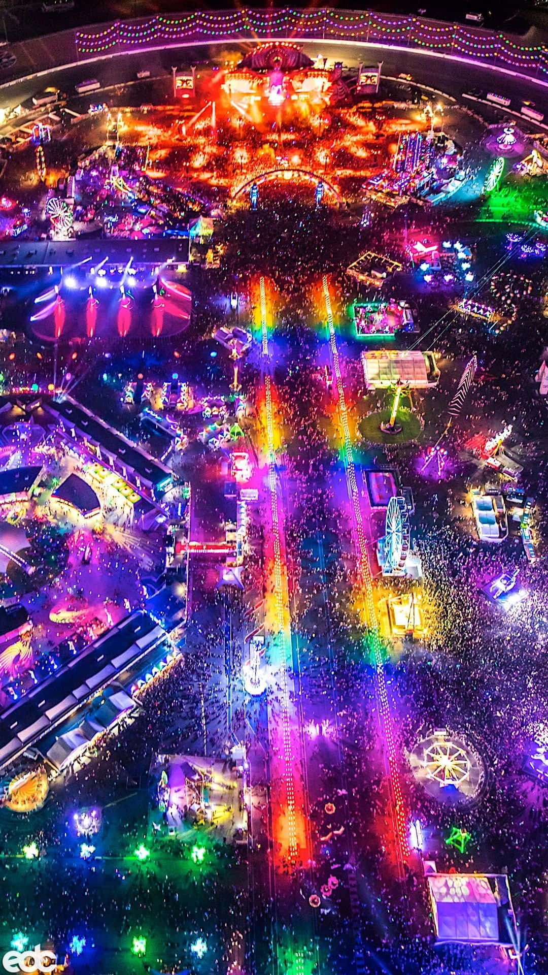 從高空俯瞰一個色彩繽紛的夜間節日，有五彩紙屑和明亮的燈光。