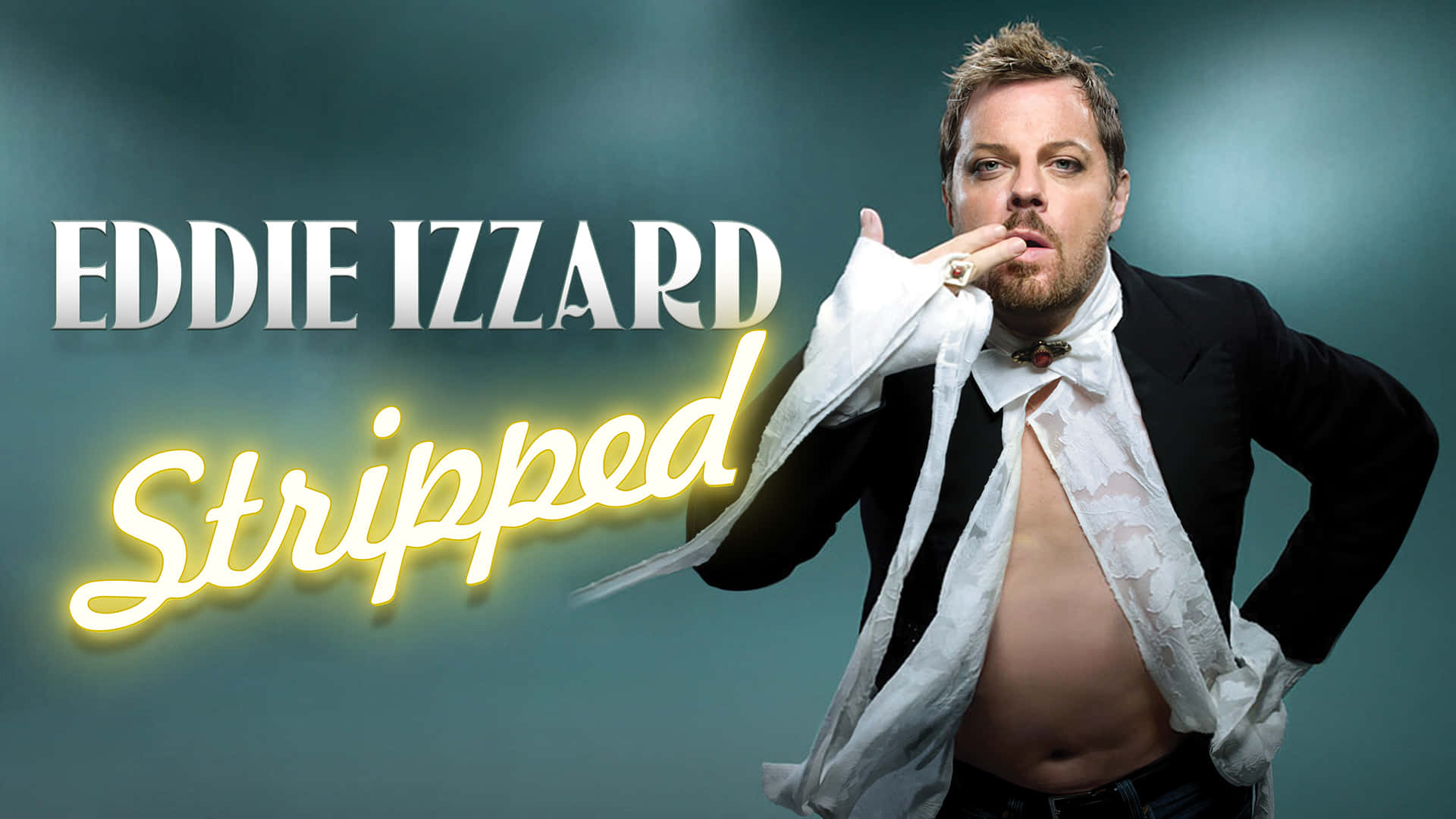 Eddie Izzard 桌布 壁紙 — Eddie Izzard 自信地擺姿勢，身穿部分解開的禮服，背景是憂鬱的藍綠色，並帶有發光的黃色霓虹文字。