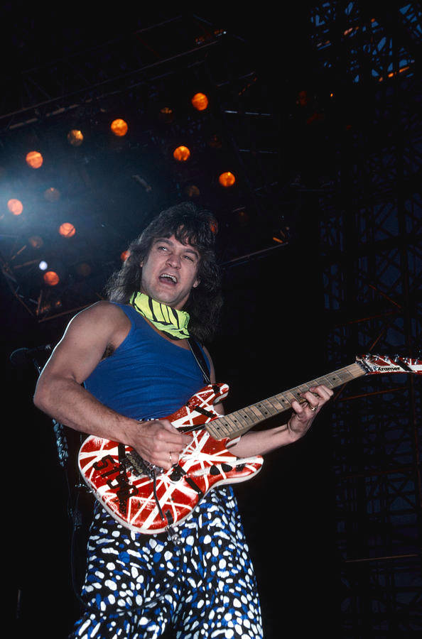 Eddie Van Halen 樂隊 Frankenstrat 吉他演奏 壁紙 — Evanescence 結他手 Eddie Van Halen 在舞台燈光下熱情地彈奏紅白黑間條結他。