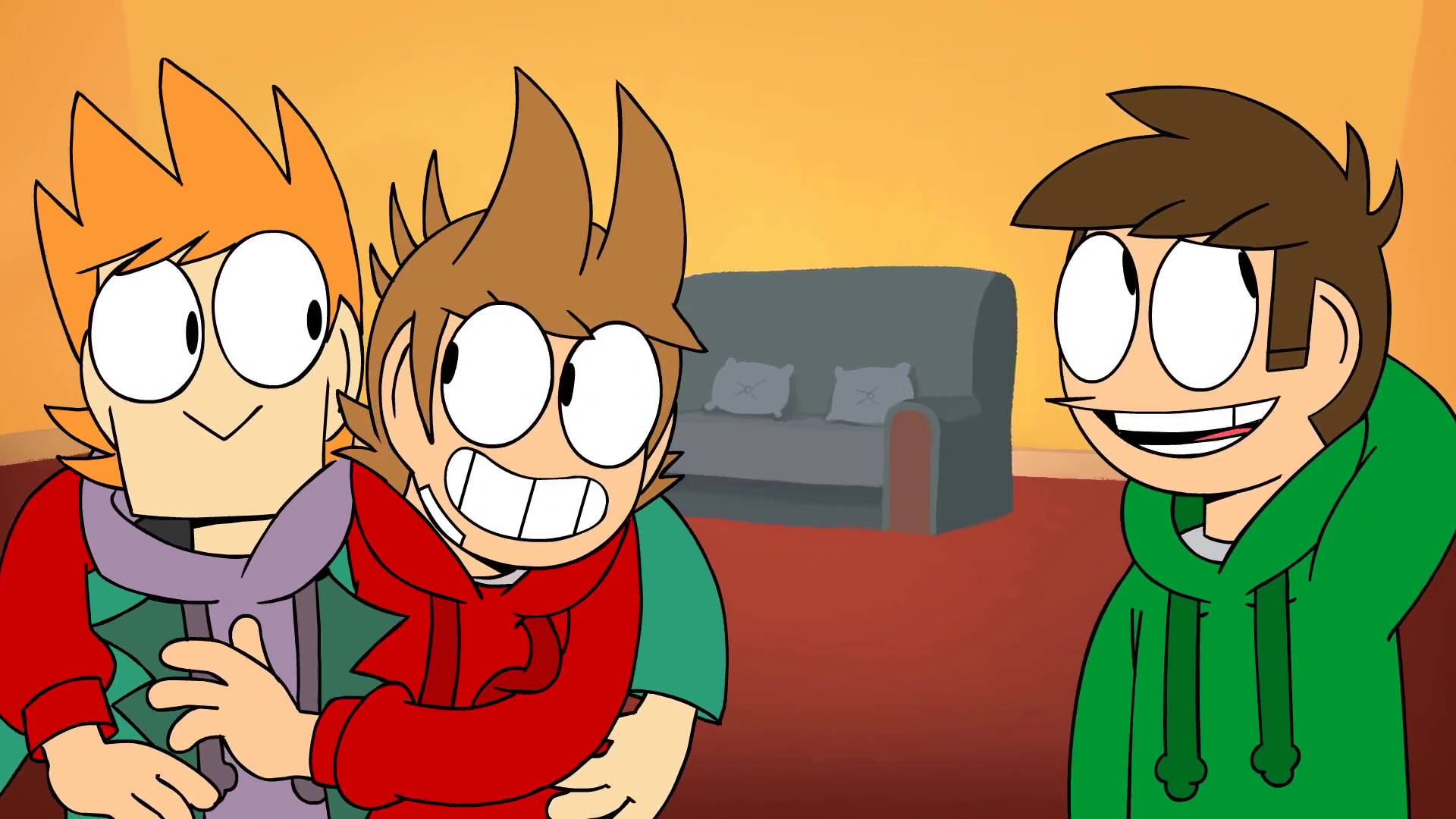 Eddsworld 主角緊密相擁 壁紙 — 三個卡通男孩表情誇張，站在光線溫暖的客廳裡，背景有一張沙發。