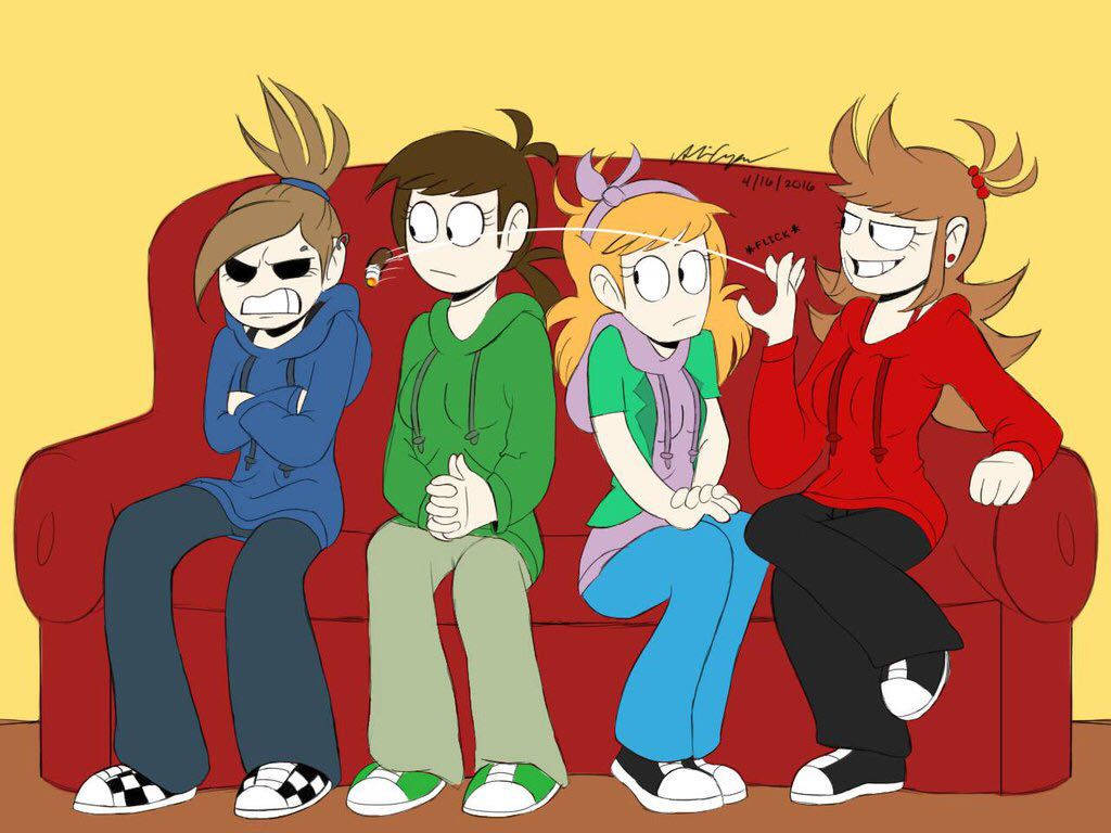 Eddsworld角色數位同人藝術 壁紙 — 四個動漫風格嘅青少年誇張表情坐喺紅色梳化上，背景係黃色牆。