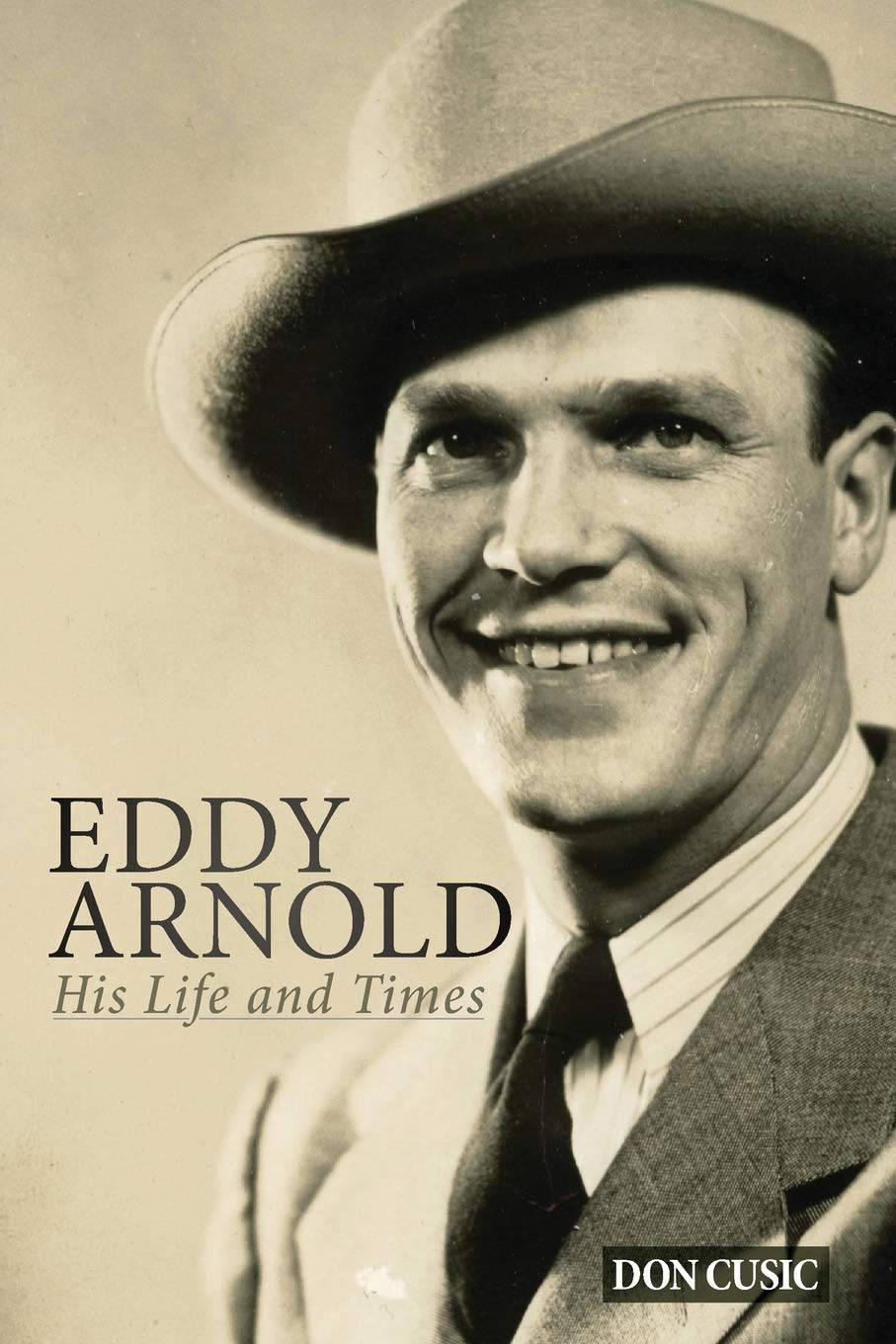 Eddy Arnold戴著牛仔帽為書本封面照片微笑。