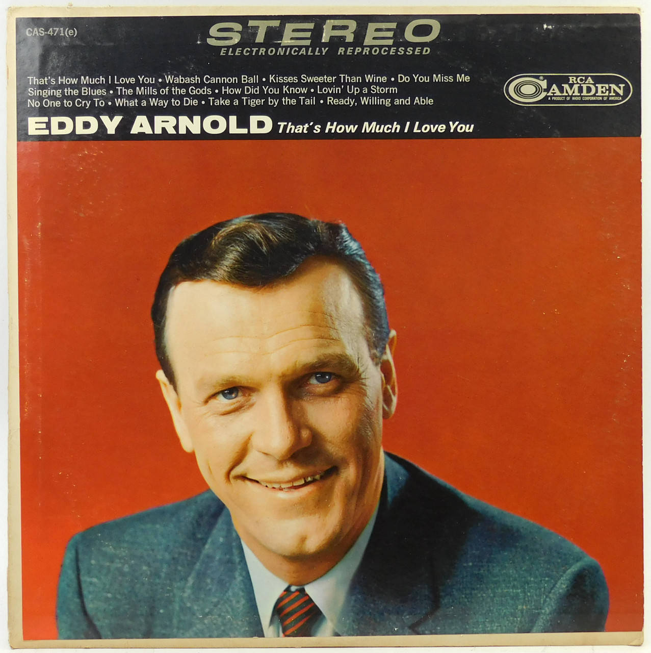 Eddy Arnold身穿西裝在紅色背景上微笑的復古專輯封面。