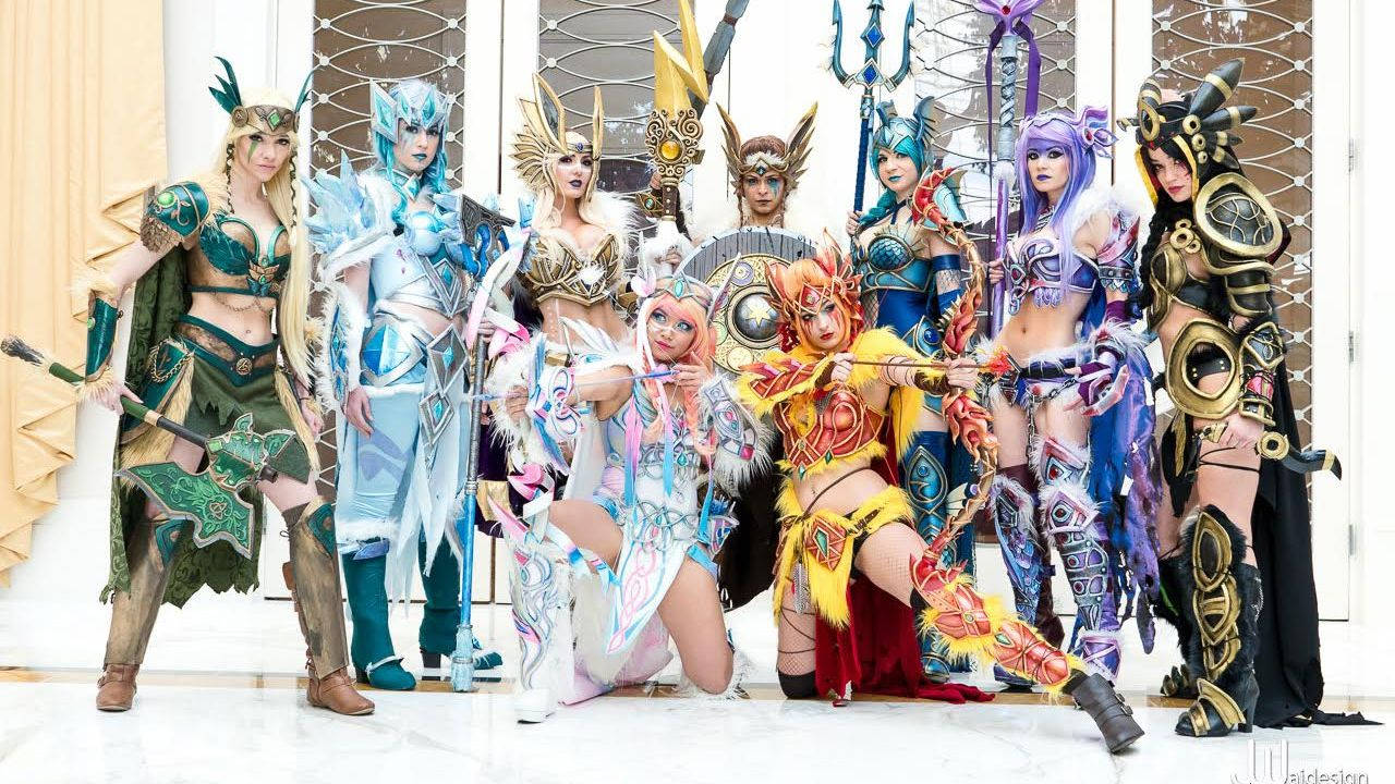 一群奇幻戰士角色扮演者在室內擺姿勢，配有詳細的服裝和武器。
