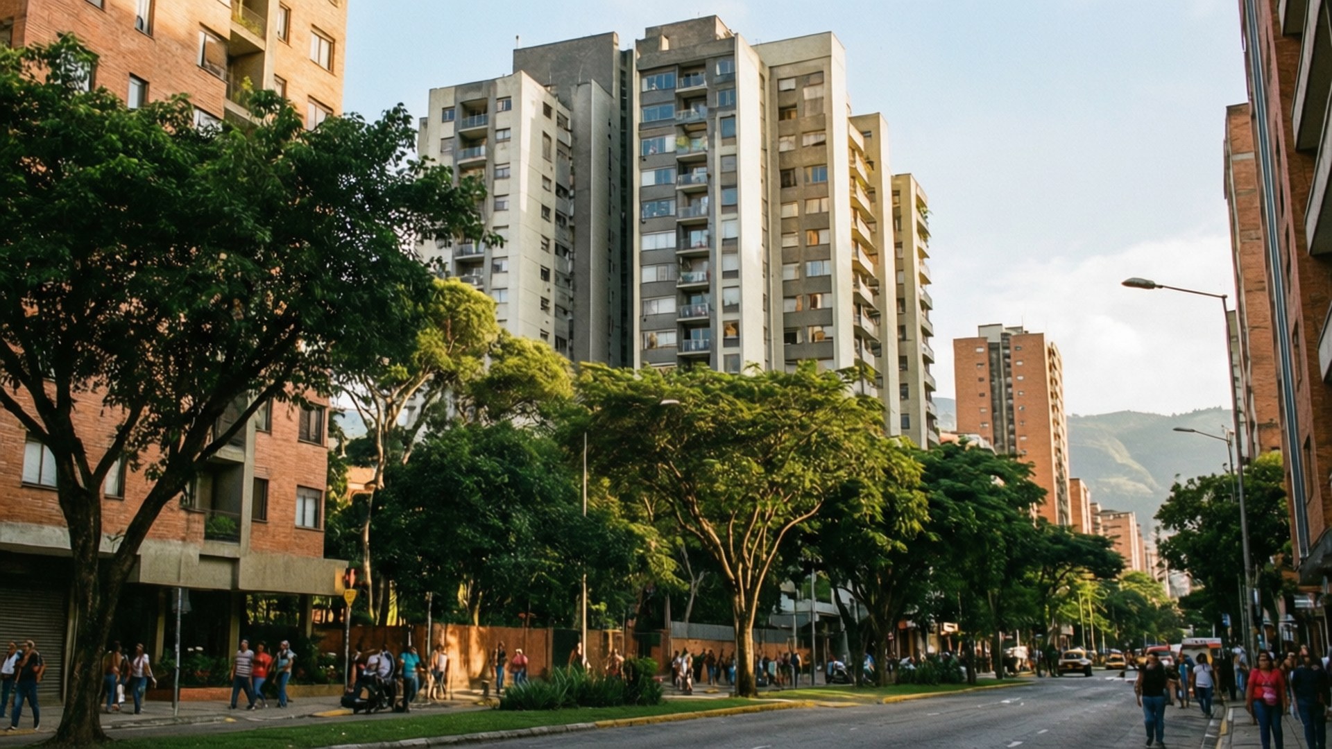 一條繁忙的城市街道，高樓大廈和樹木林立，人們正在行走。