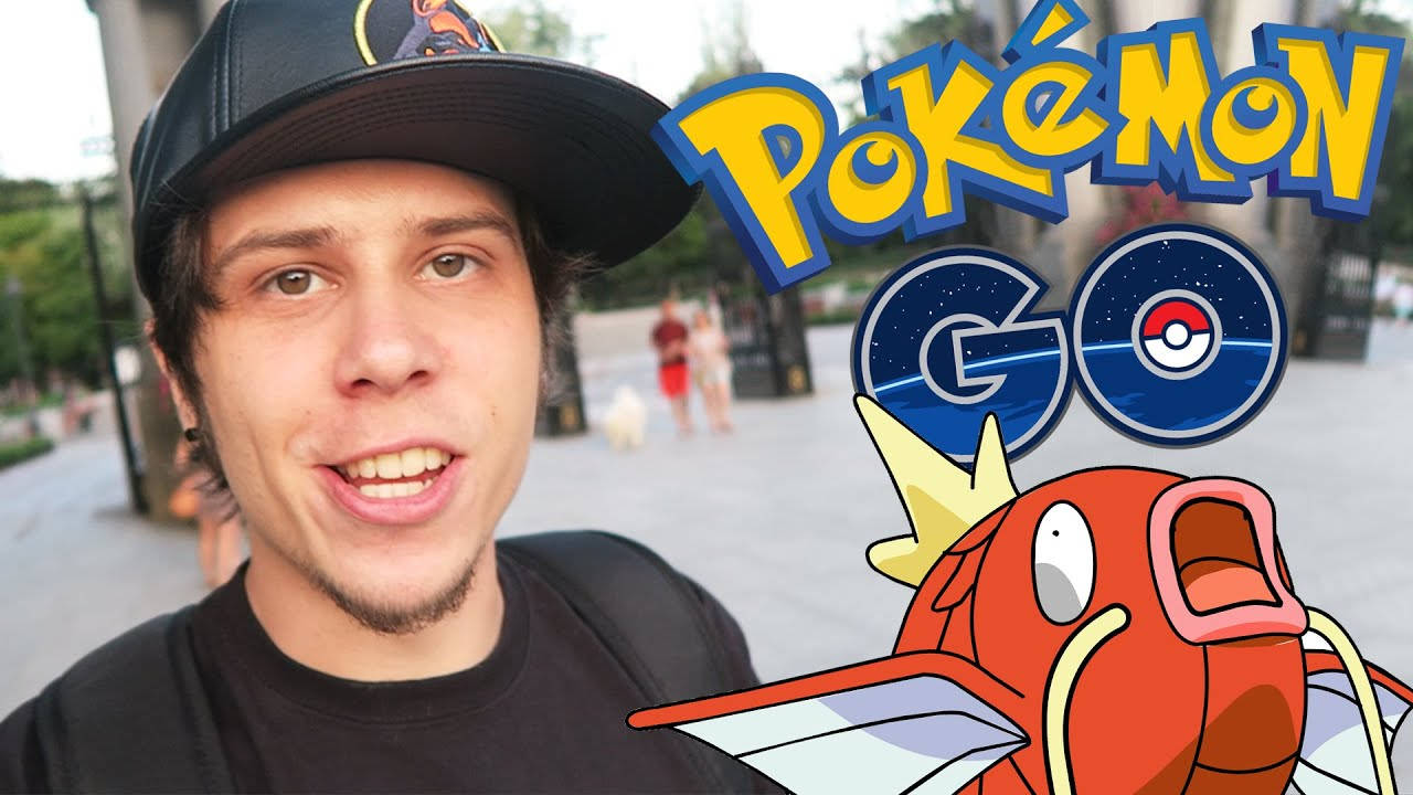 年輕男子微笑，帶有 Pokémon GO 標誌和鯉魚王圖案。