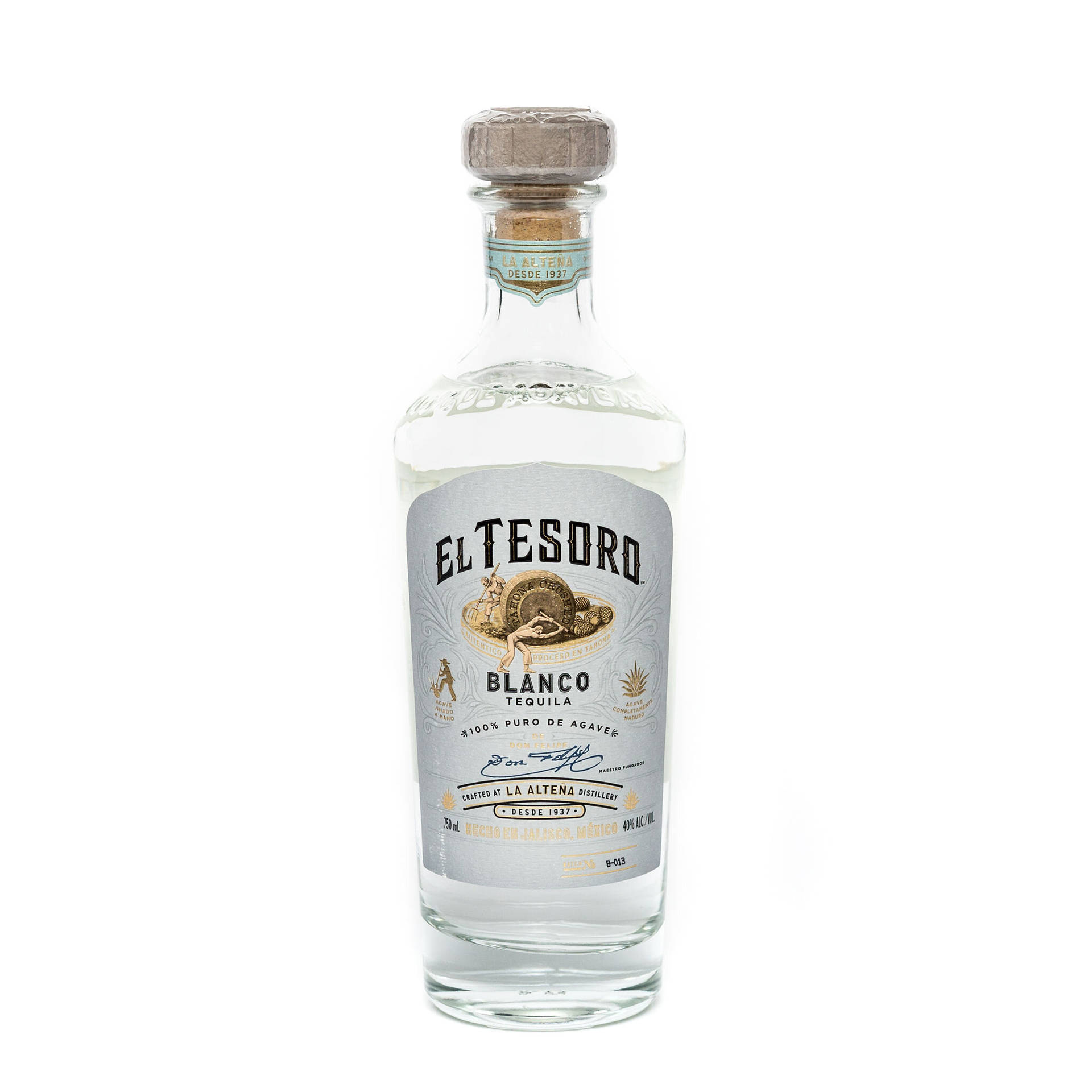 帶有銀色標籤和軟木塞的El Tesoro Blanco龍舌蘭酒瓶。
