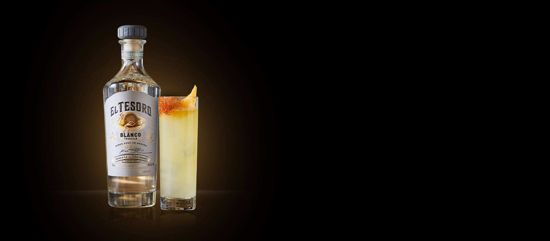El Tesoro Blanco 龍舌蘭酒瓶和配有柑橘裝飾的雞尾酒，深色背景。