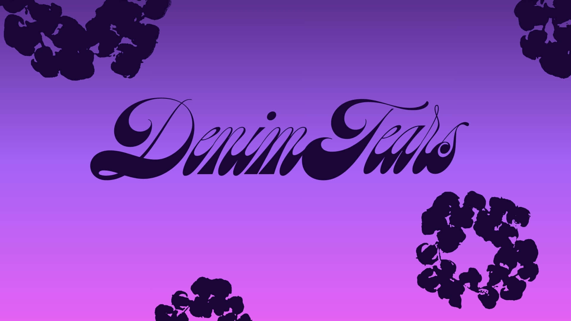  壁紙 — 優雅黑色草書文字 Denim Tears 居中於漸變紫色背景，角落有抽象花卉剪影。