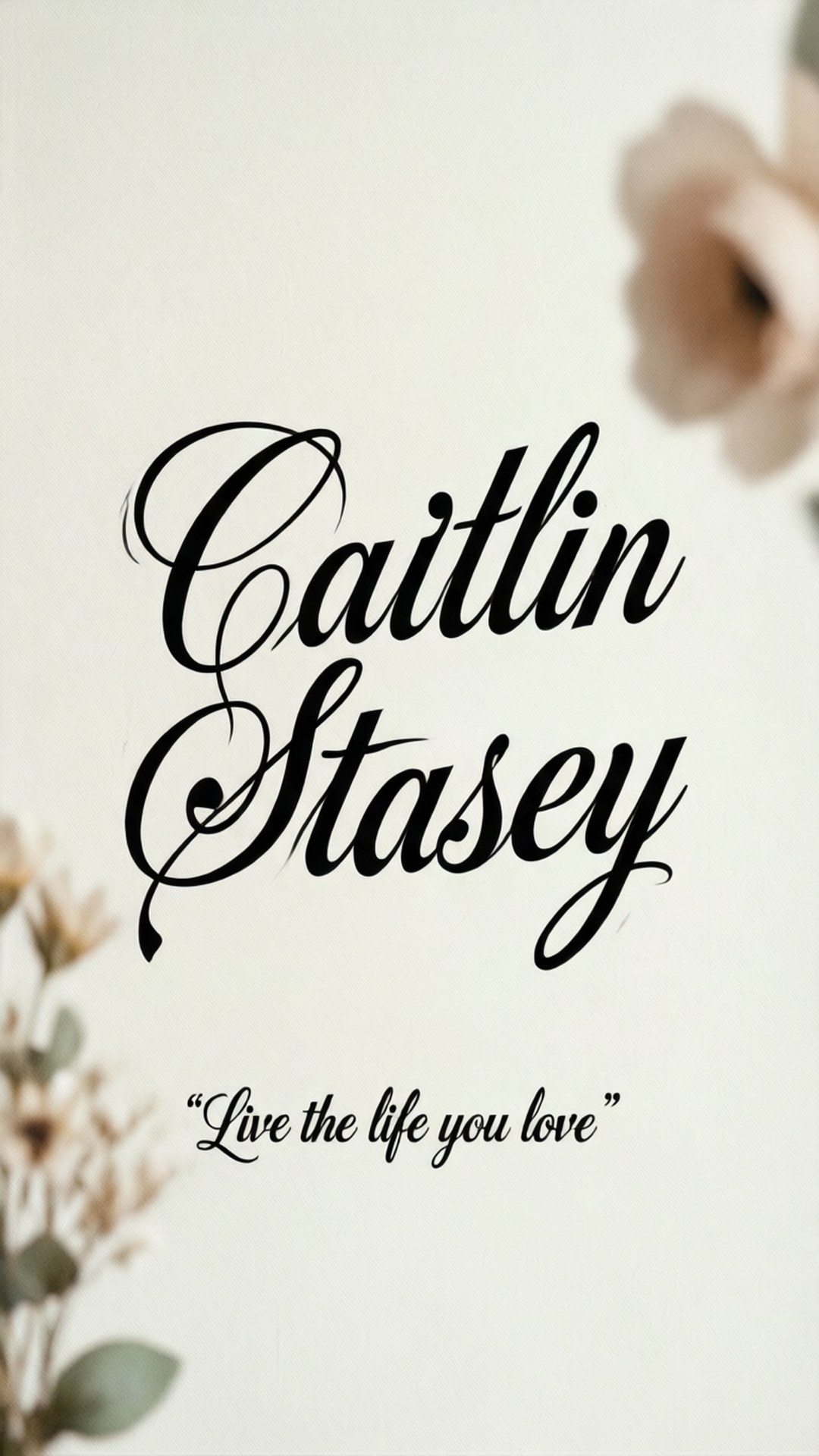 Caitlin Stasey 桌布 壁紙 — 優雅的黑色草書文字顯示 Caitlin Stasey 及引言 live the life you love，背景為柔和的奶油色，帶有模糊的花卉點綴。