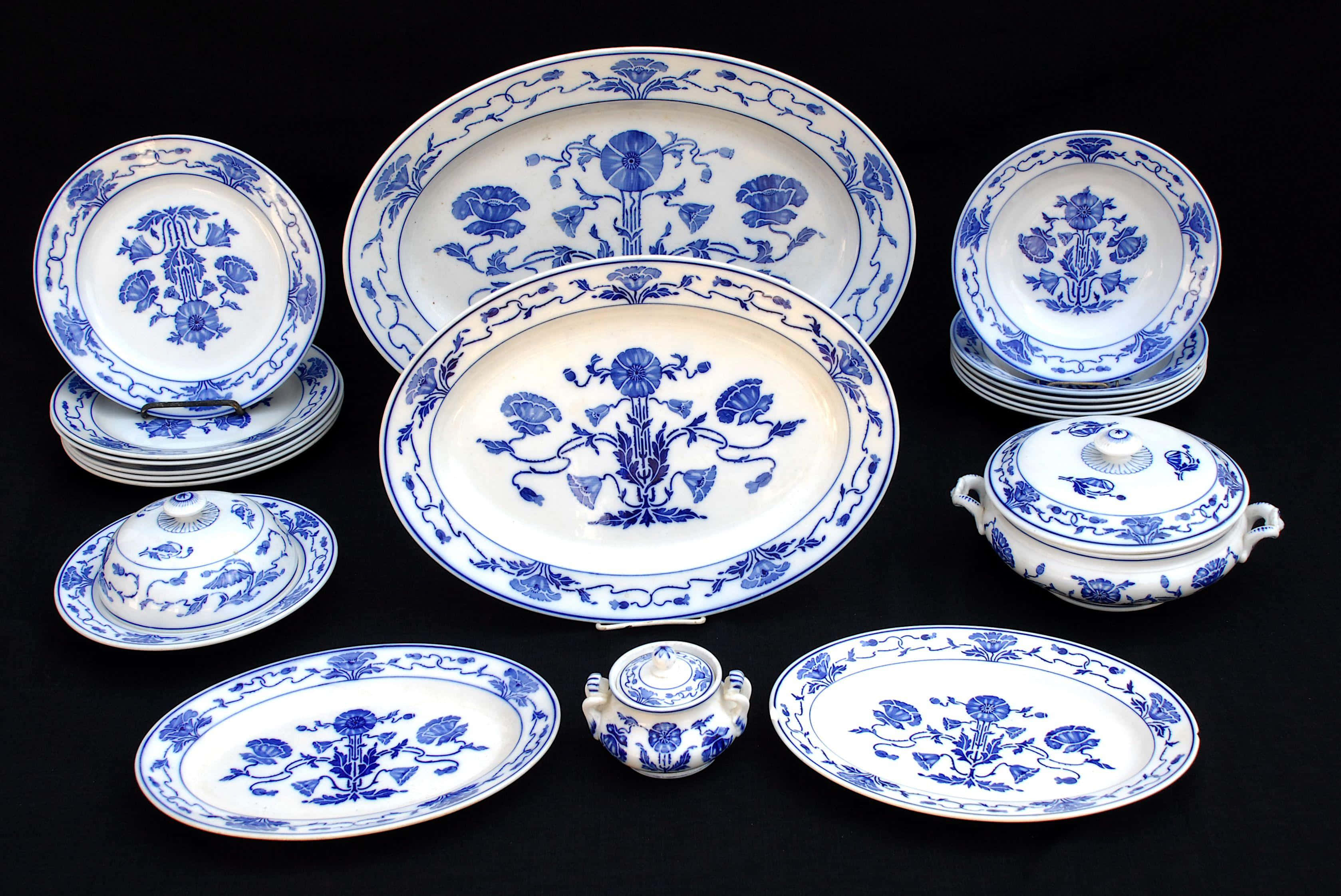 Ceramics 桌布 壁紙 — 優雅的藍白瓷器餐具套裝，帶有精緻花卉圖案，展示在黑色背景上。