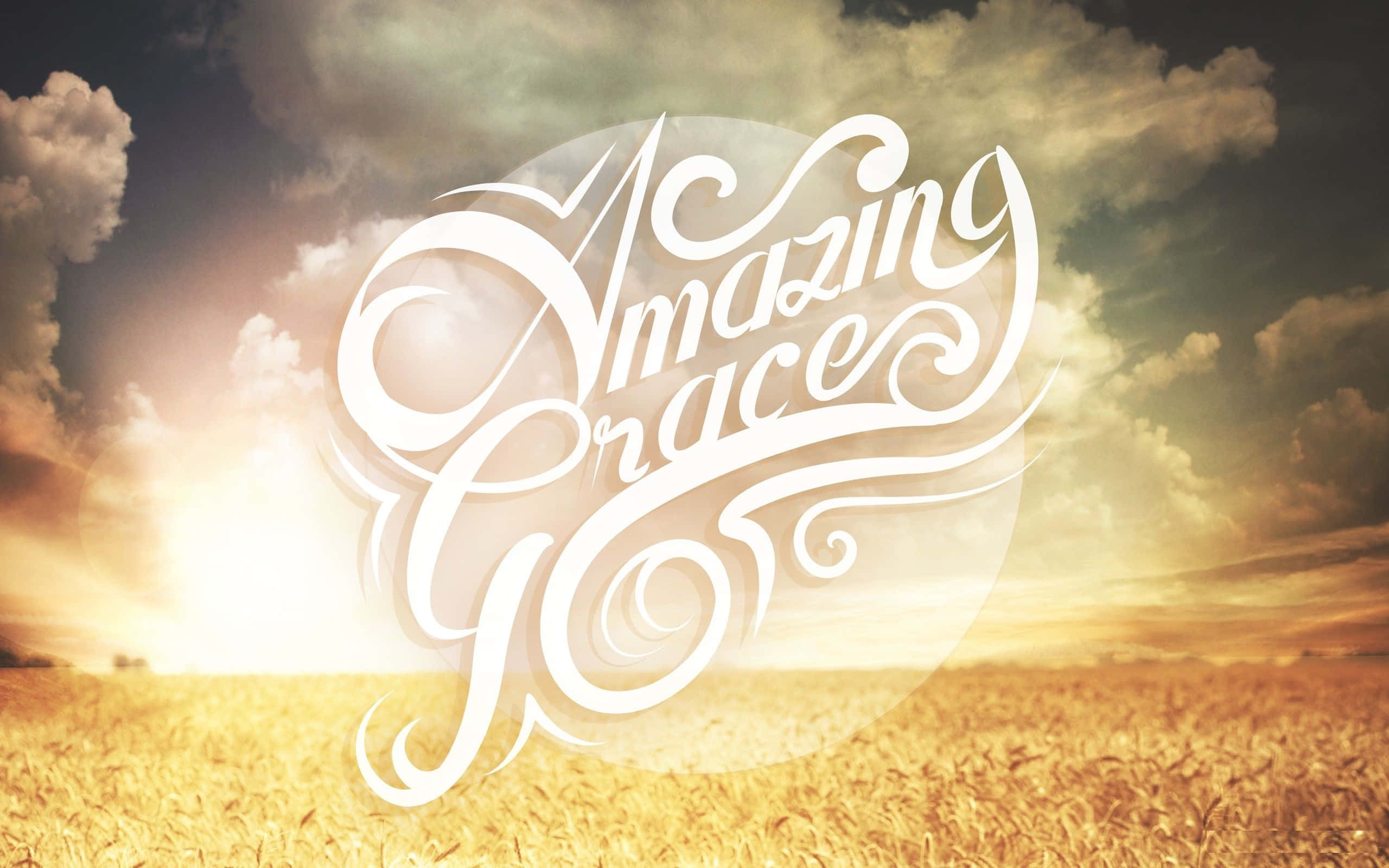 優雅的白色字體在日落時分的金色麥田上寫著 Amazing Grace。