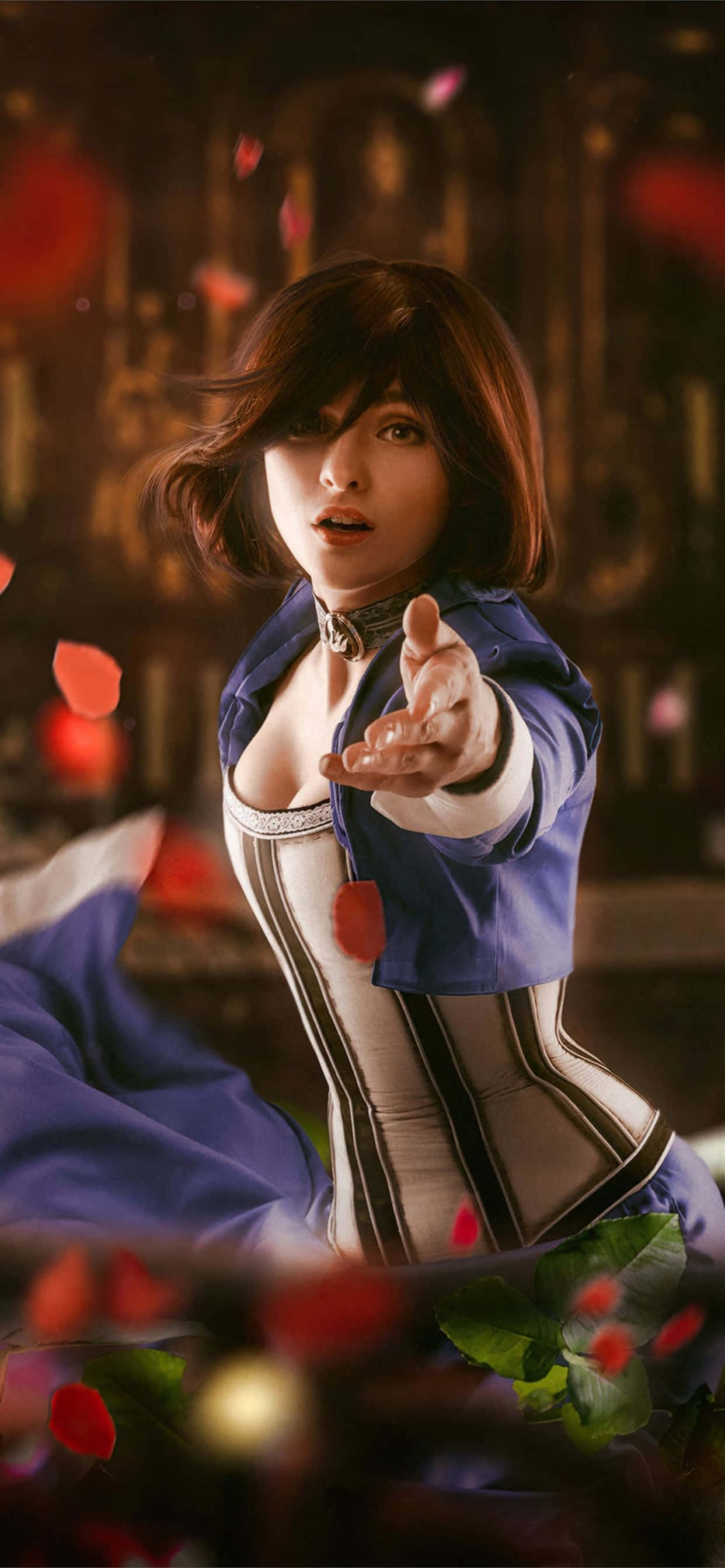 Elizabeth 模糊 iPhone Xs Max Bioshock Infinite 背景 壁紙 — 一位身穿藍白束身衣的女子在燈光昏暗的華麗房間中向前伸出手，紅色玫瑰花瓣在她周圍飄浮。
