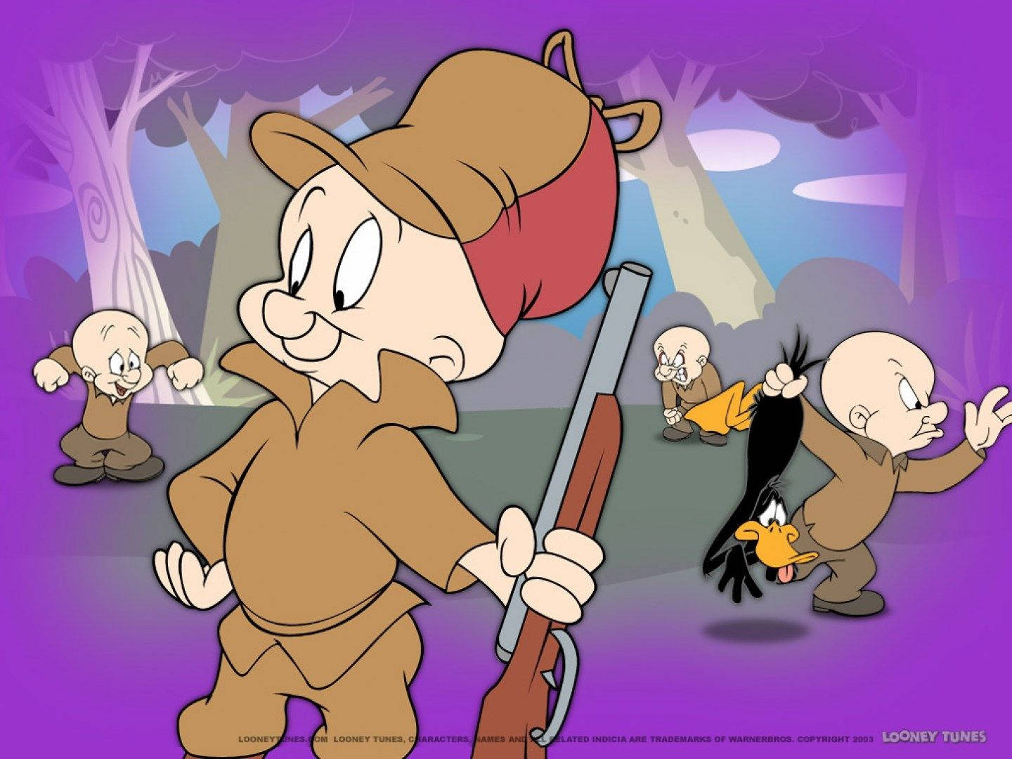 Elmer Fudd 擊敗 Daffy Duck 壁紙 — 一個卡通獵人拿著步槍自豪地站在紫色的森林中，三個小禿頭男人和一隻黑鳥正在追趕他。