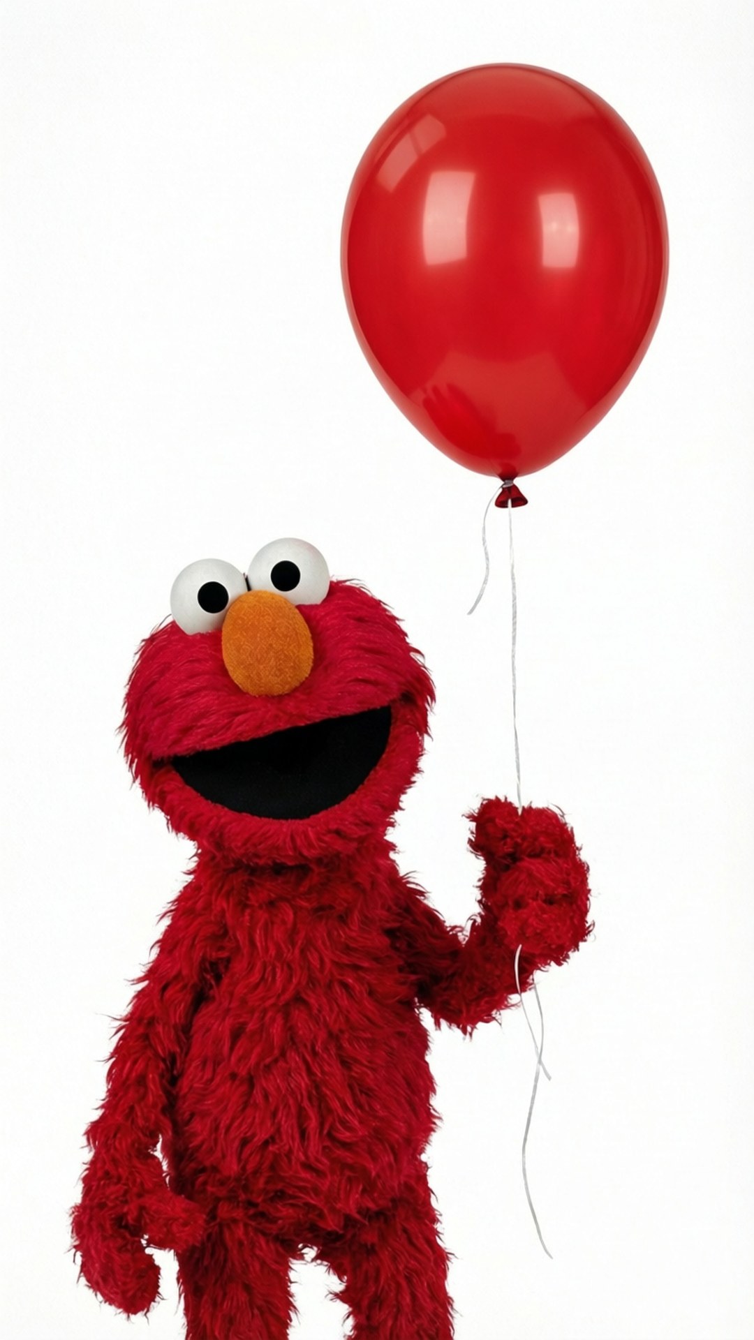 Elmo 拿著一個紅色氣球，露出開心的表情。