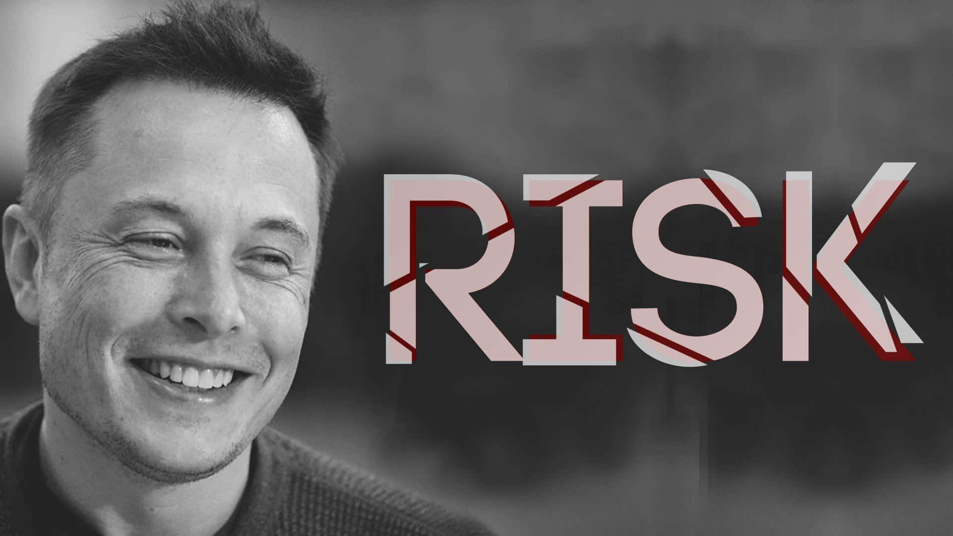 Elon Musk 在帶有裂紋設計的「RISK」字樣旁微笑。