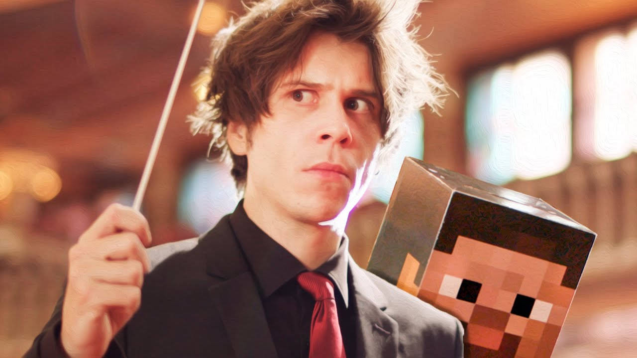 指揮家在音樂廳中手持指揮棒和Minecraft Steve頭顱。