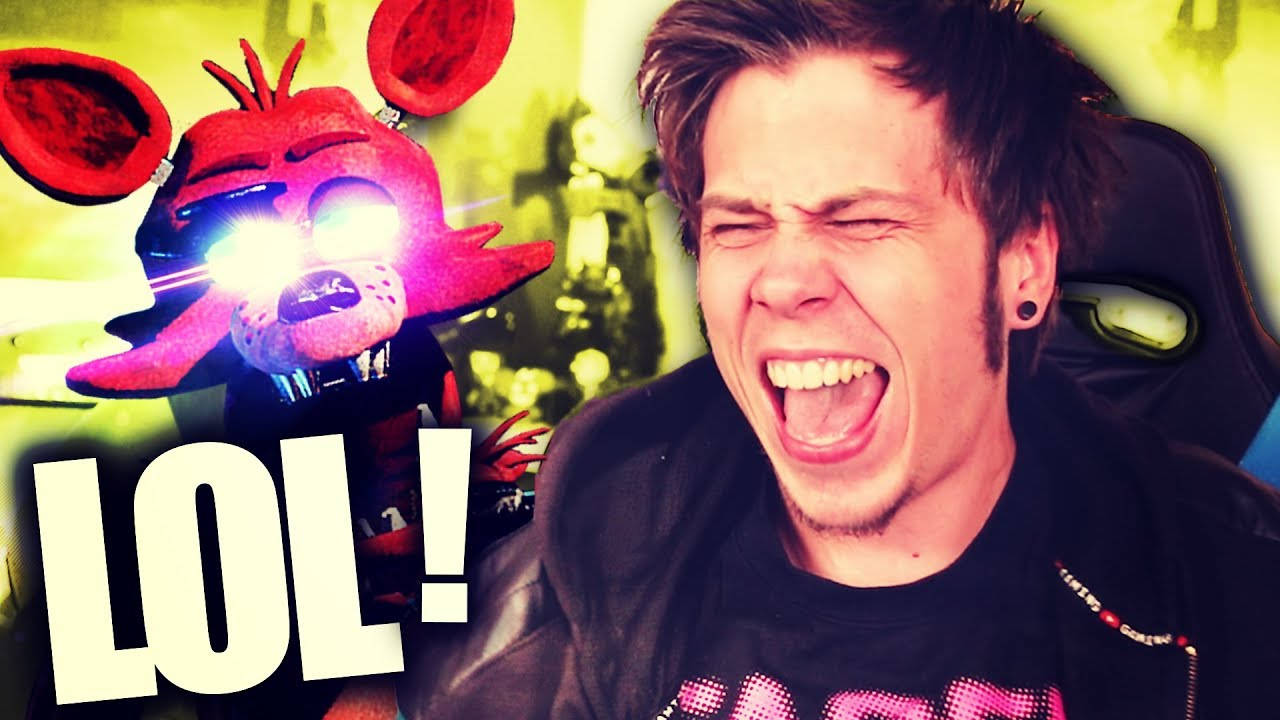 玩家大笑，身後是《Five Nights at Freddy's》的發光機械玩偶。