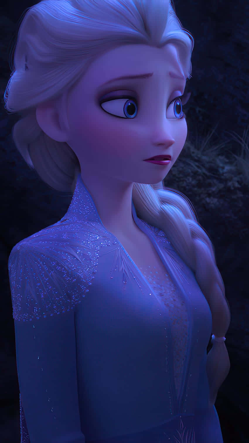 以 Elsa 手機，時尚連接每一刻 壁紙 — 《魔雪奇緣》的愛莎站在昏暗的暮色中，身穿閃爍藍色長裙，表情悲傷。