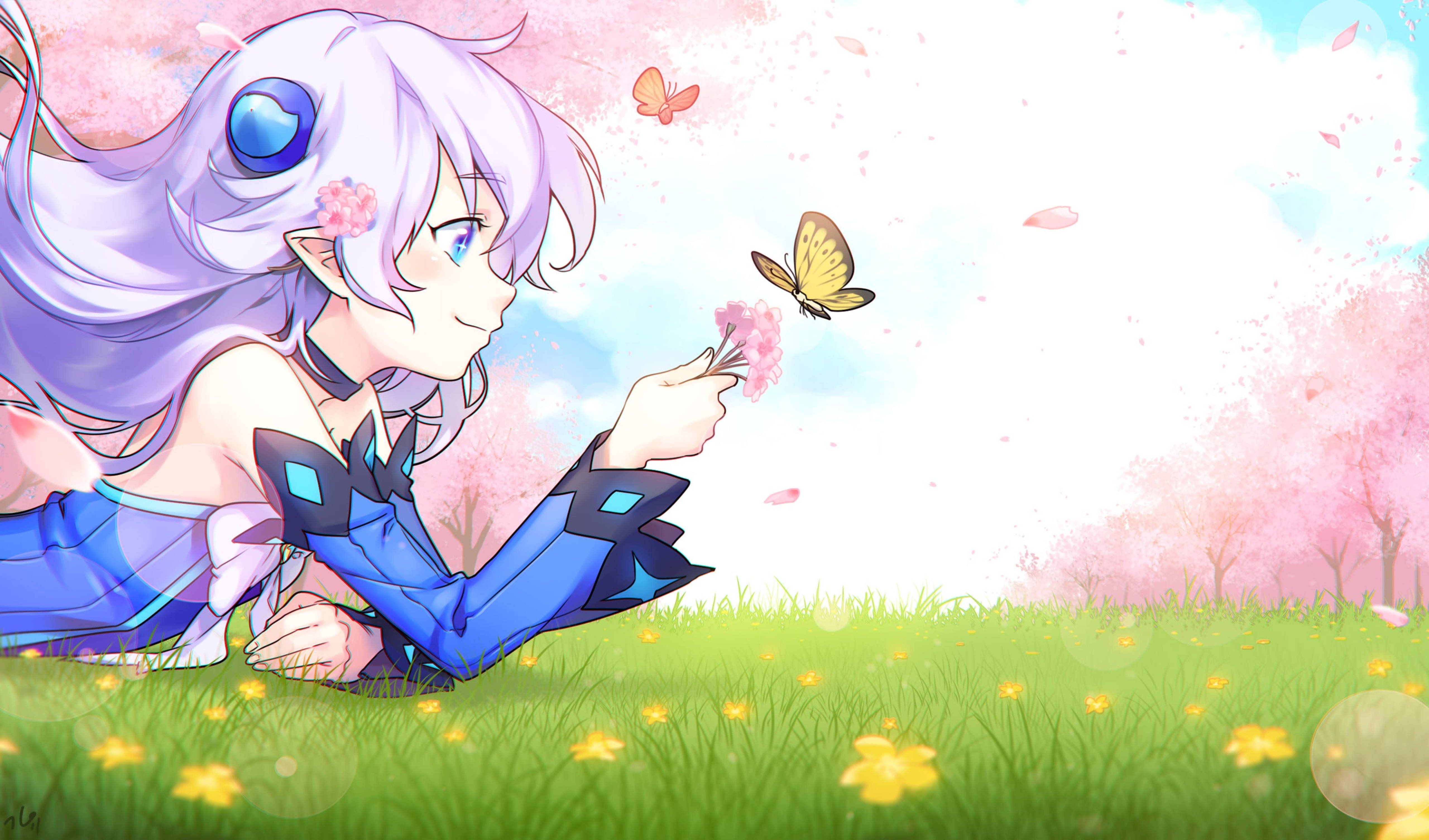 Elsword 可愛路 壁紙 — 一位微笑的動漫女孩，薰衣草色的頭髮，躺在草地上，手持櫻花，蝴蝶在她周圍飛舞。