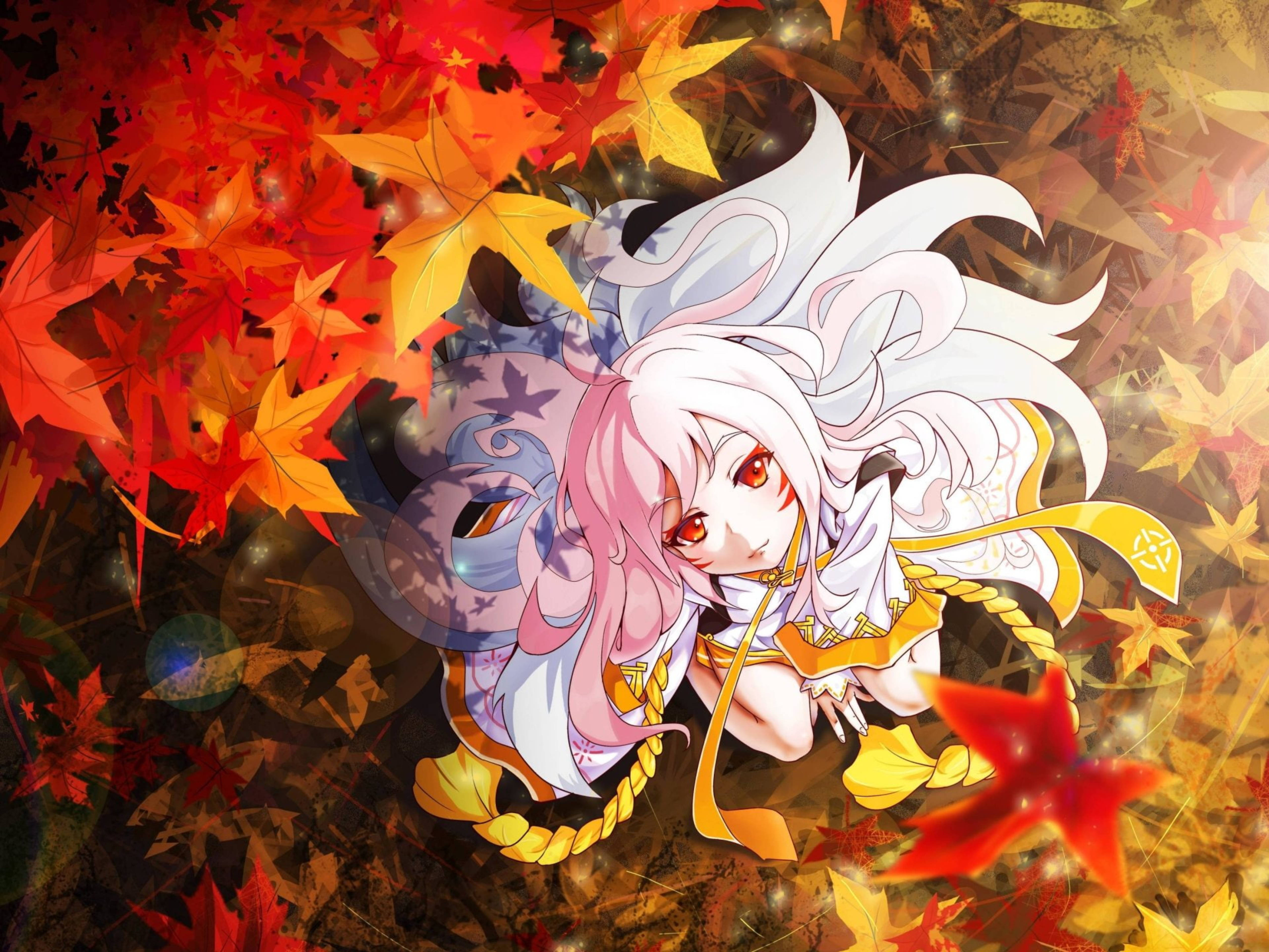 Elsword 角色 Ara - 天使狐 壁紙 — 一位粉白髮紅眼的動漫女孩坐在鮮豔的秋楓葉中，葉片散發著溫暖的光芒。
