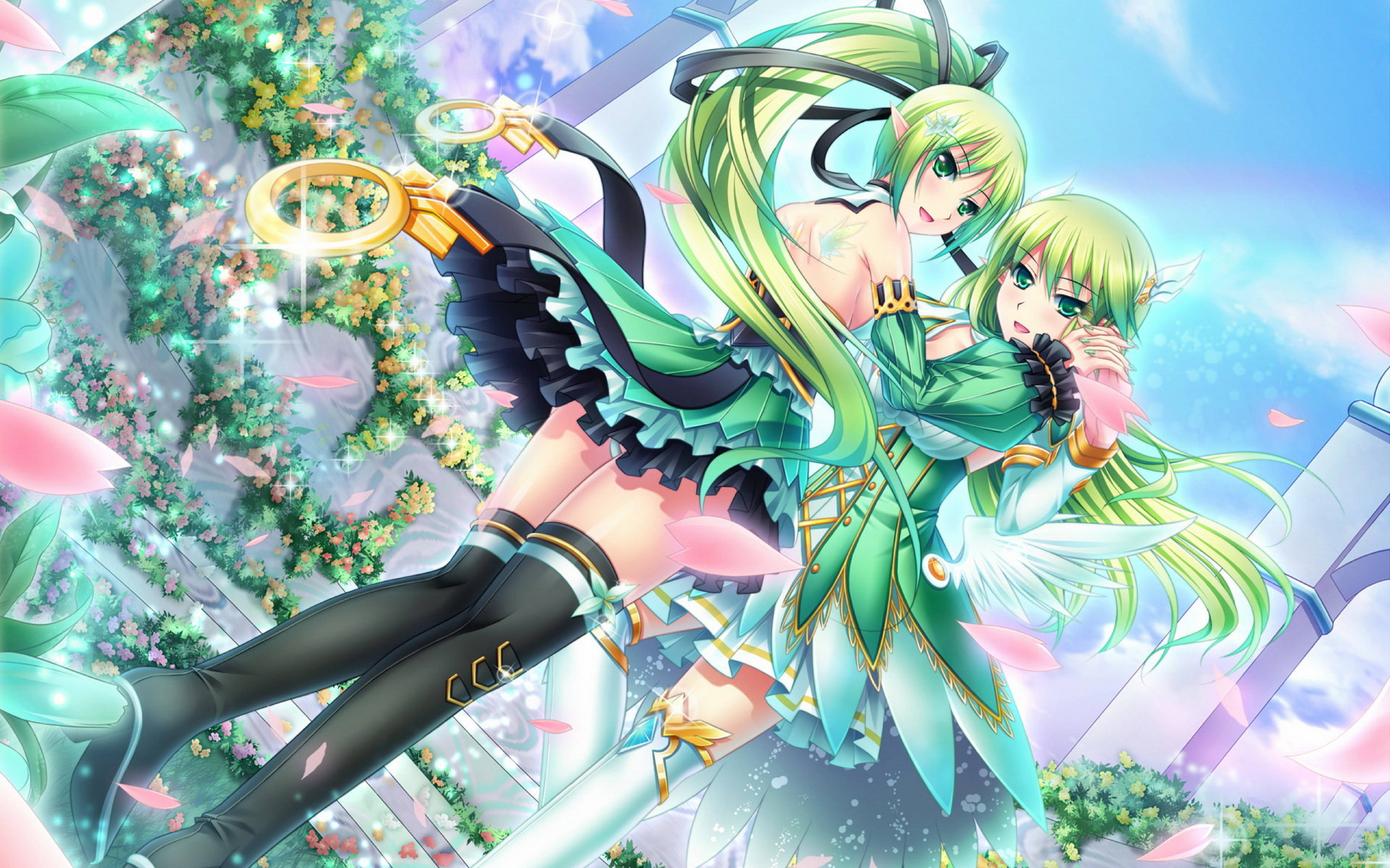 Elsword 露娜雙職業 壁紙 — 兩個長著綠色長髮的動漫女孩漂浮在充滿活力的魔法花園中，周圍飄落著粉紅色的花瓣。