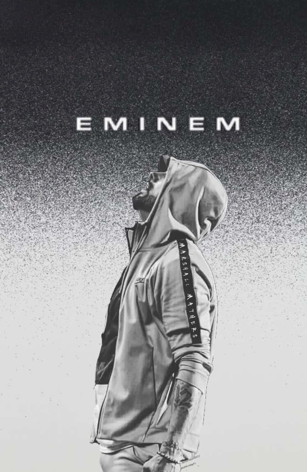 Eminem 桌布 壁紙 — Eminem 側身站立，身穿連帽衫，頭部向上傾斜，背景為斑點黑白。