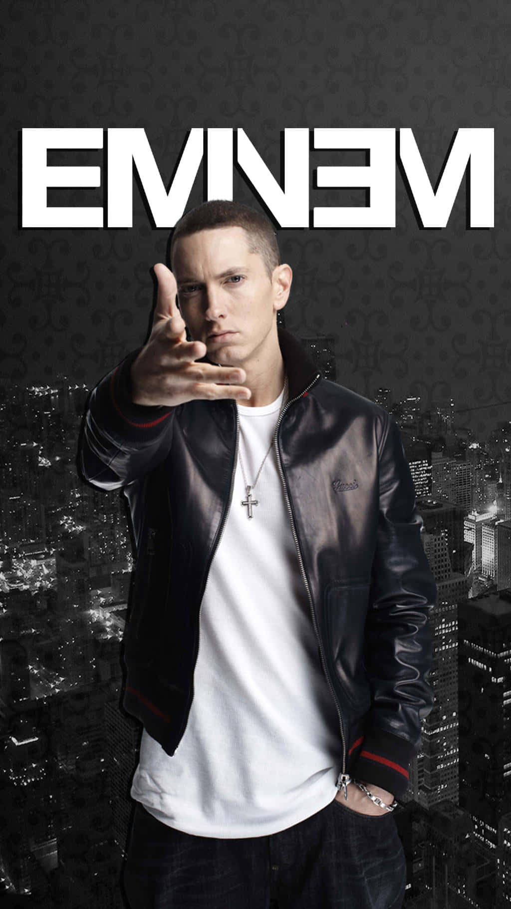 Eminem 桌布 壁紙 — Eminem 在黑暗的城市背景下，以強烈的姿態向前指，他的名字以粗體白色字母呈現。