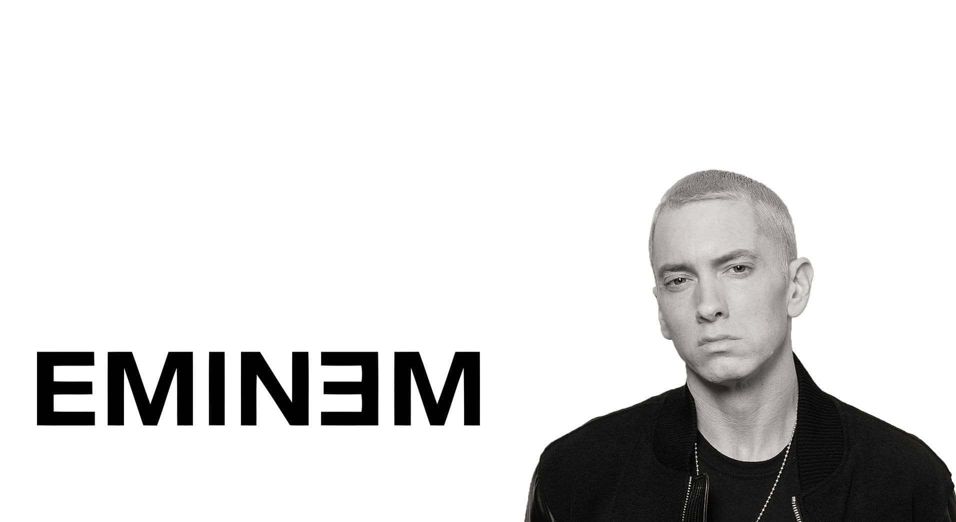 Eminem 桌布 壁紙 — Eminem 的黑白肖像，表情嚴肅，背景為純白色，他的名字以粗體文字顯示。