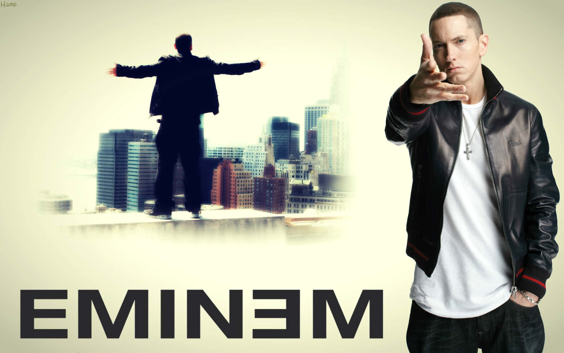 Eminem 桌布 壁紙 — Eminem 自信地穿著皮褸站立，而他張開雙臂的剪影聳立在模糊的城市景觀之上。