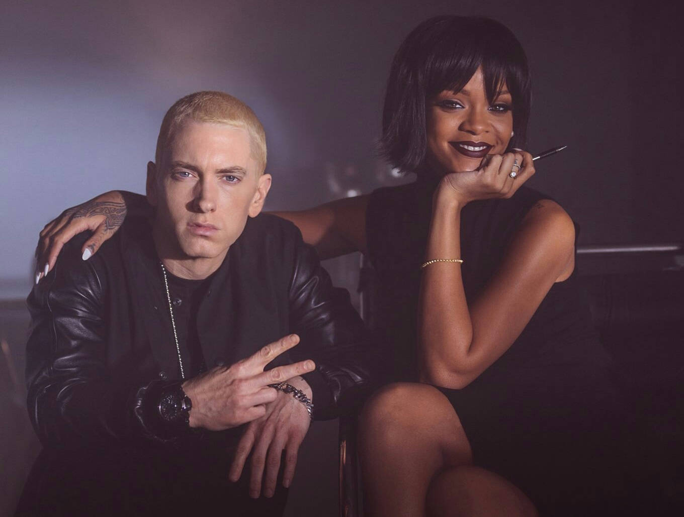 Rihanna 和 Eminem 在黑暗的攝影棚中一起擺姿勢。