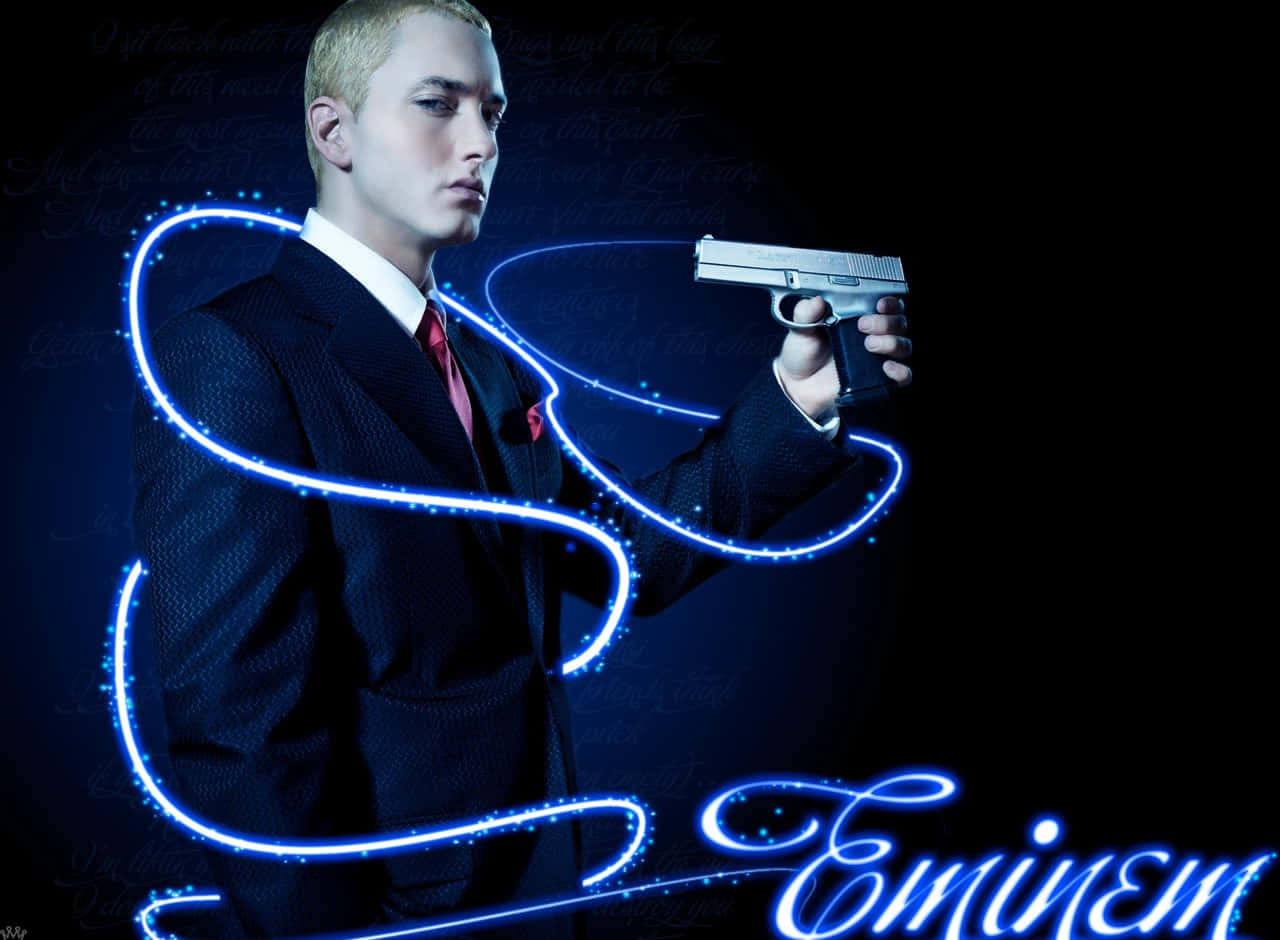 Eminem 桌布 壁紙 — Eminem 身穿深色西裝，手持銀色手槍，發光的藍色霓虹線條在黑色背景上形成他的名字。