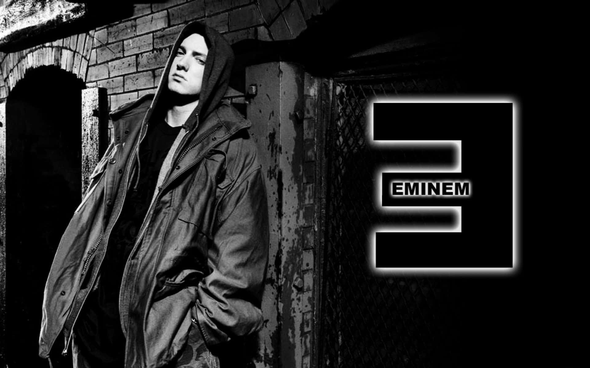 Eminem 桌布 壁紙 — Eminem 靠喺磚牆旁邊，佢標誌性嘅發光「3」標誌嘅黑白肖像。
