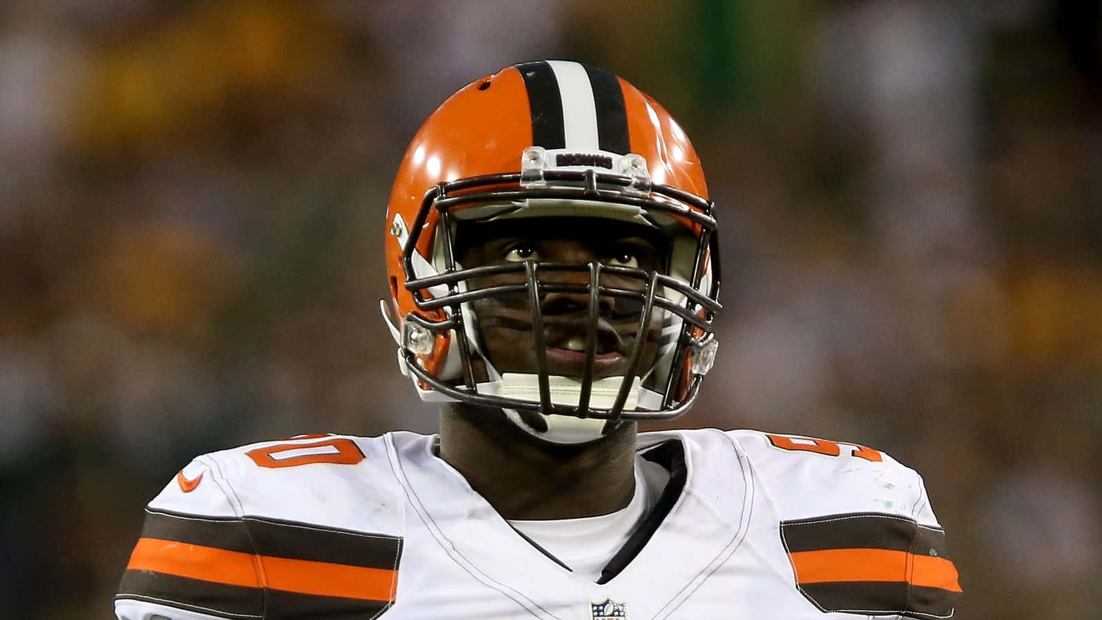 Emmanuel Ogbah 克里夫蘭布朗隊近照 壁紙 — 克里夫蘭布朗隊美式足球員戴上頭盔和球衣，在球場上神情專注的特寫。
