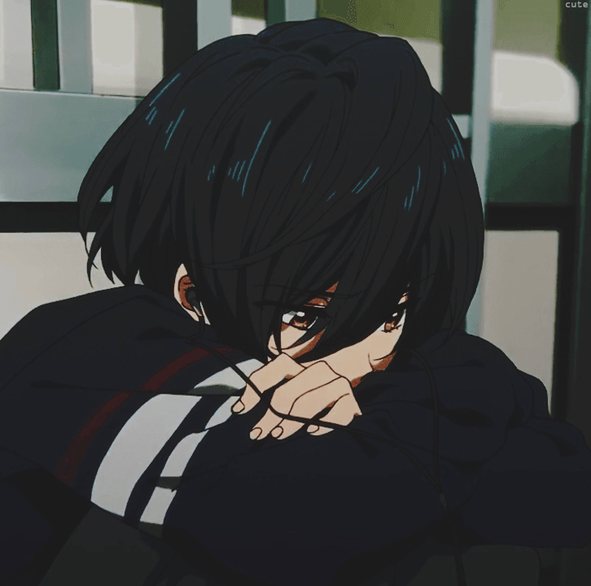 憂鬱 emo 女孩 PFP 壁紙 — 一個憂鬱的動漫女孩，深色頭髮和紅色眼睛，穿著深色連帽衫，把臉藏在手臂裡。