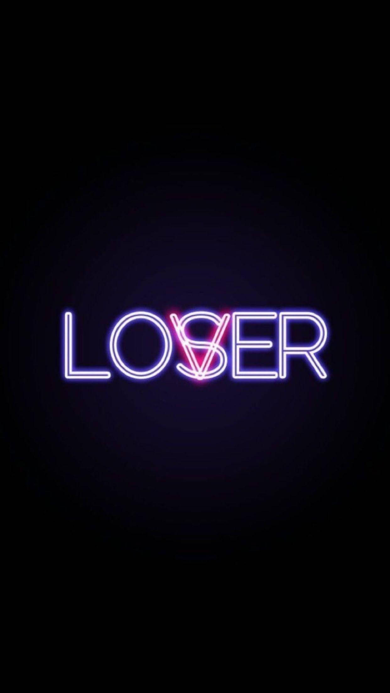 以龐克 emo 風格展現自我 壁紙 — 「LOSER」一詞在深色背景上以鮮豔的霓虹紫色和粉紅色發光。