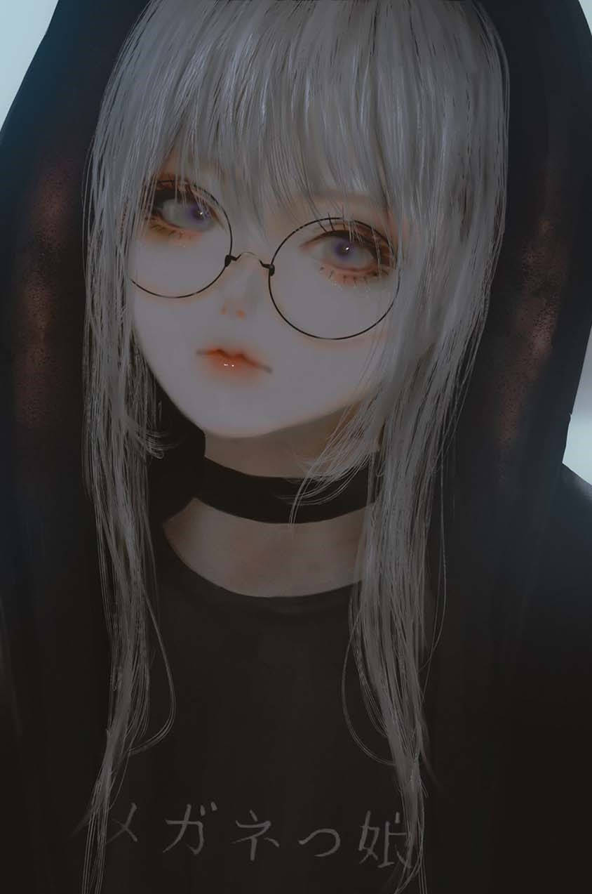 銀色頭髮同圓框眼鏡嘅動漫女仔，著黑色連帽衫。