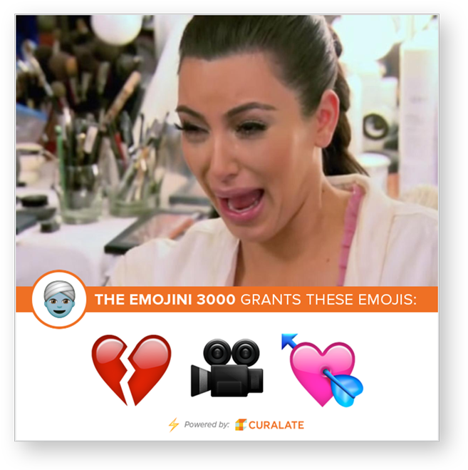 哭泣女性迷因配Emoji 壁紙 — Kim Kardashian 喺化妝工作室入面，周圍係化妝掃同表情符號圖案，佢瞪大眼大笑。