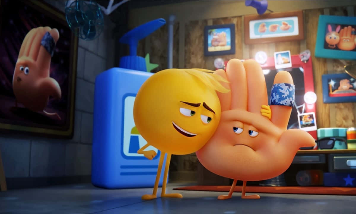 《Emoji 大電影》Gene Meh 與 Hi-5 場景 壁紙 — 兩個動畫手角色，一個黃色一個橙色，站在一個雜亂的房間裡，房間裡有裱框圖片和一個藍色肥皂分配器。