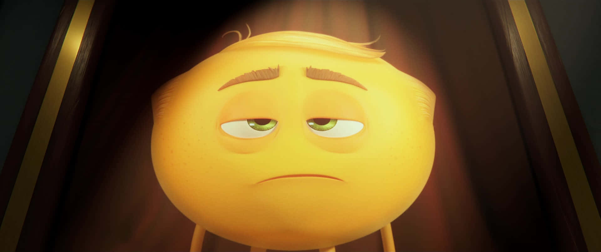 《Emoji 大電影》Mel Meh 壁紙 — 一個黃色動畫表情符號角色，帶著疲倦的皺眉和下垂的眼睛，在溫暖燈光下映襯著深色窗簾。