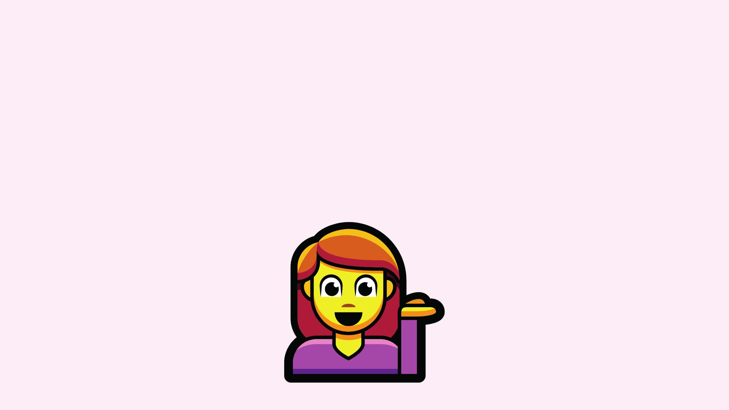 Emoji女孩與人分享歡笑 壁紙 — 一位開心的卡通女性，橙色頭髮，穿著紫色襯衫，在柔和的粉紅色背景前拿著托盤。