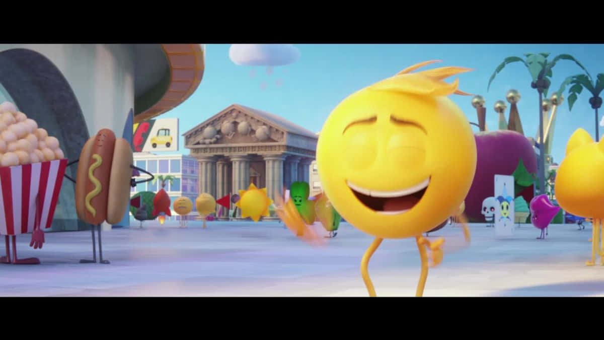 《Emoji電影》中Gene Meh驚慌失措 壁紙 — 一個快樂的黃色笑臉表情符號角色在充滿擬人化食物的生動動畫城市景觀中跳舞。