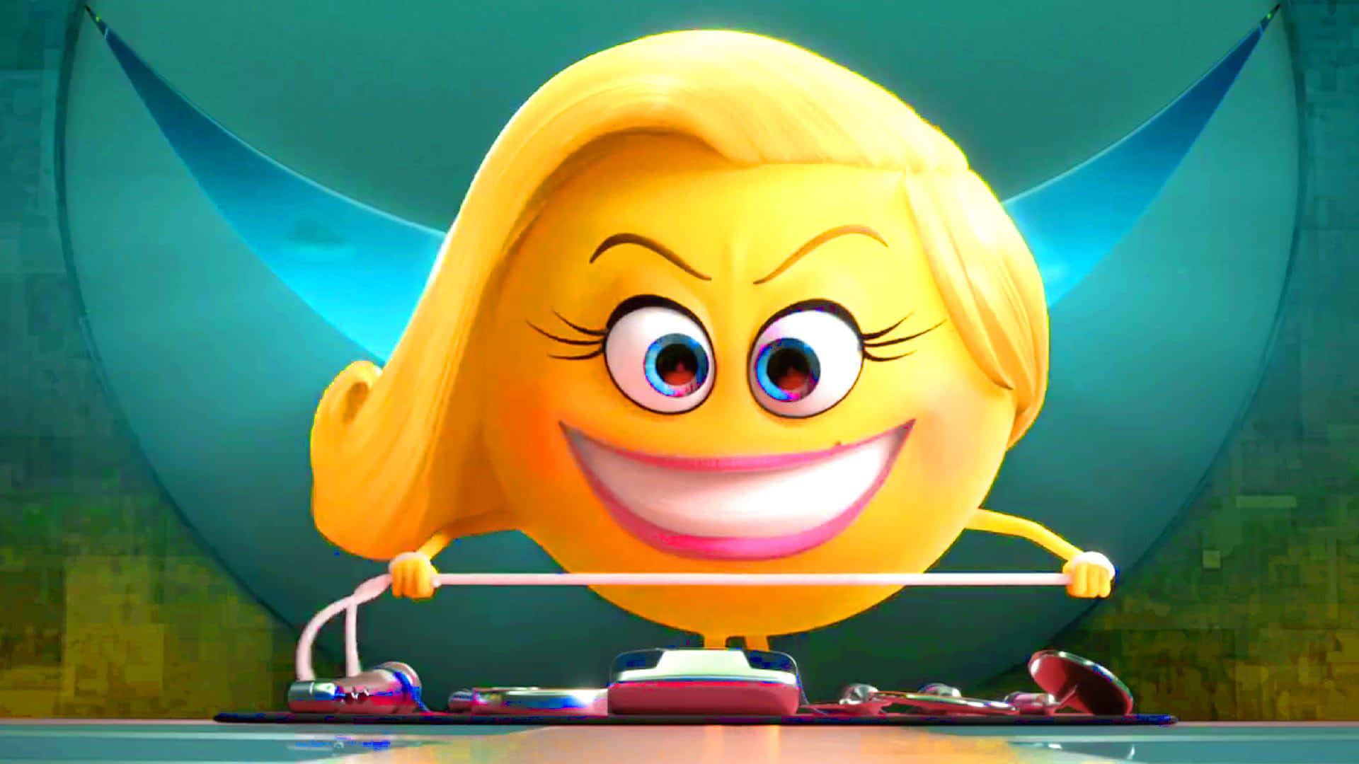 《Emoji電影》中的Smiler 壁紙 — 一位開朗的黃色表情符號女性，金髮，在藍色聚光燈下於發光控制台上打碟時微笑。