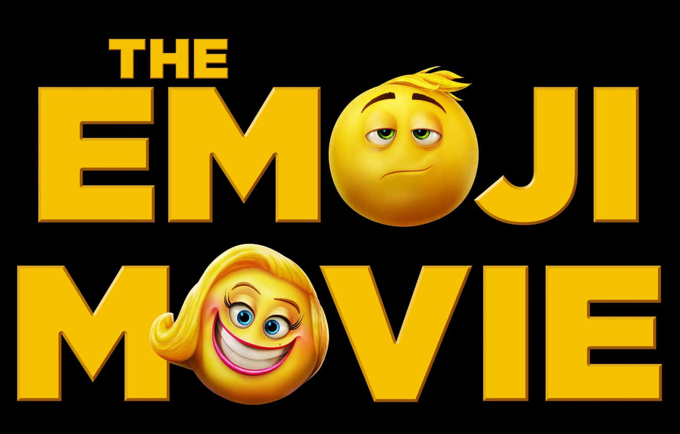 《Emoji電影》寬版海報 壁紙 — 粗體黃色標題字母拼出「THE EMOJI MOVIE」，兩個動畫表情符號角色從字母間探出頭來，背景為黑色。