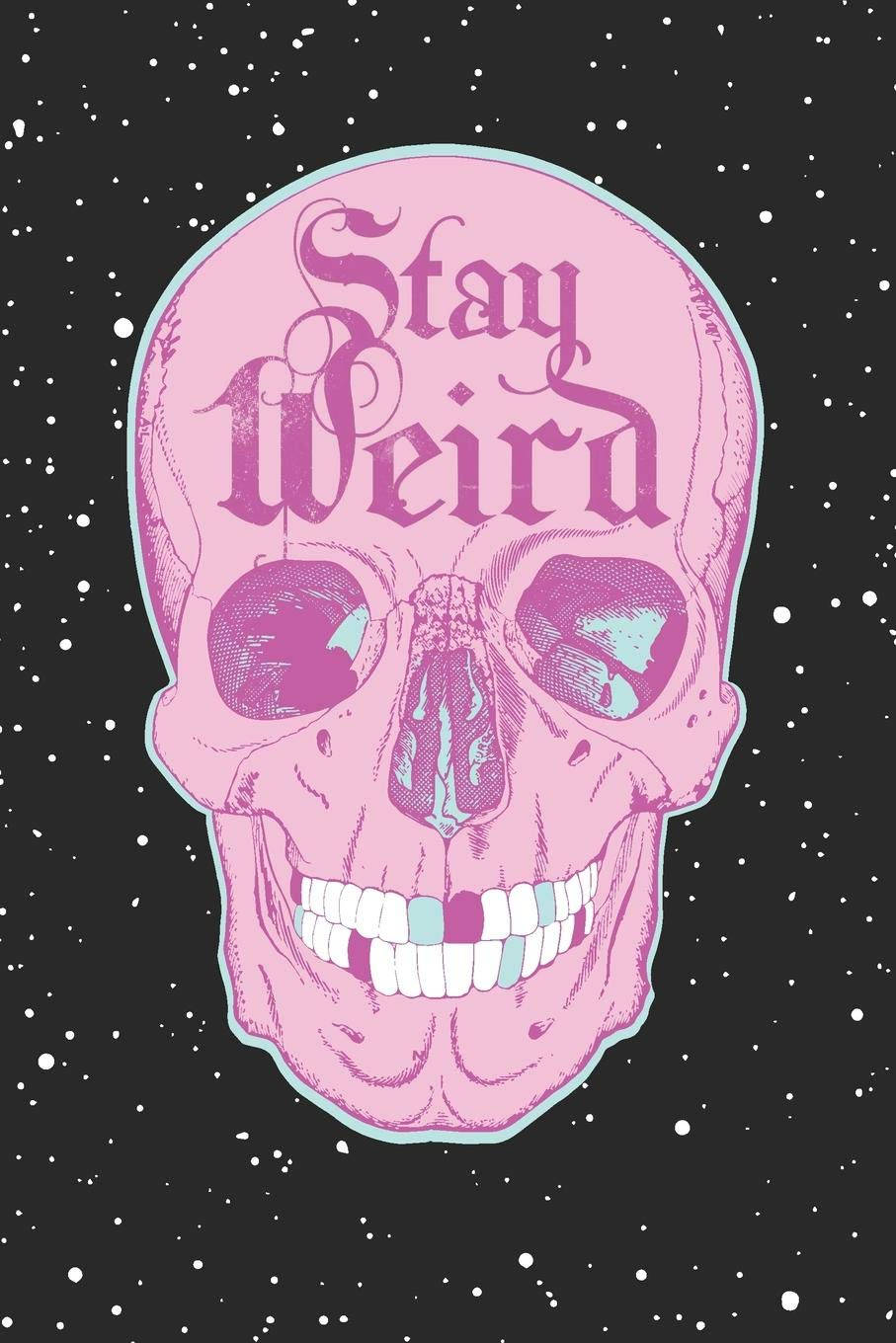 粉紅色骷髏頭，帶有「Stay Weird」文字，在繁星點點的背景下微笑。