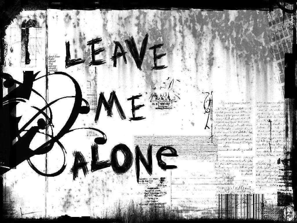 塗鴉牆，在層層塗鴉和紙張碎片上有粗體文字寫著 leave me alone。