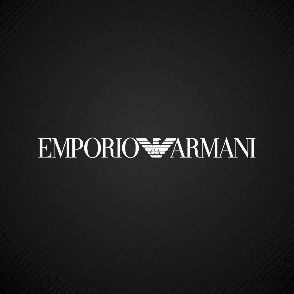 白色 Emporio Armani 標誌在紋理黑色背景上